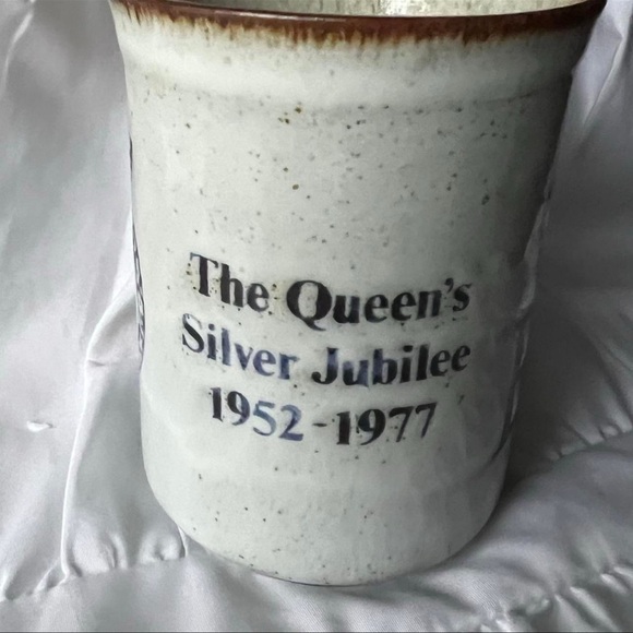 Vintage Queen Elizabeth Silver jubilee mug - Picture 2 of 4